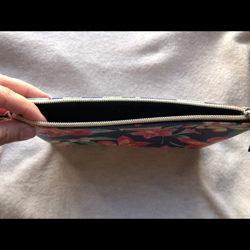 🌺Victoria’s Secret Large Wristlet Bag🌺 - Picture 7 of 9